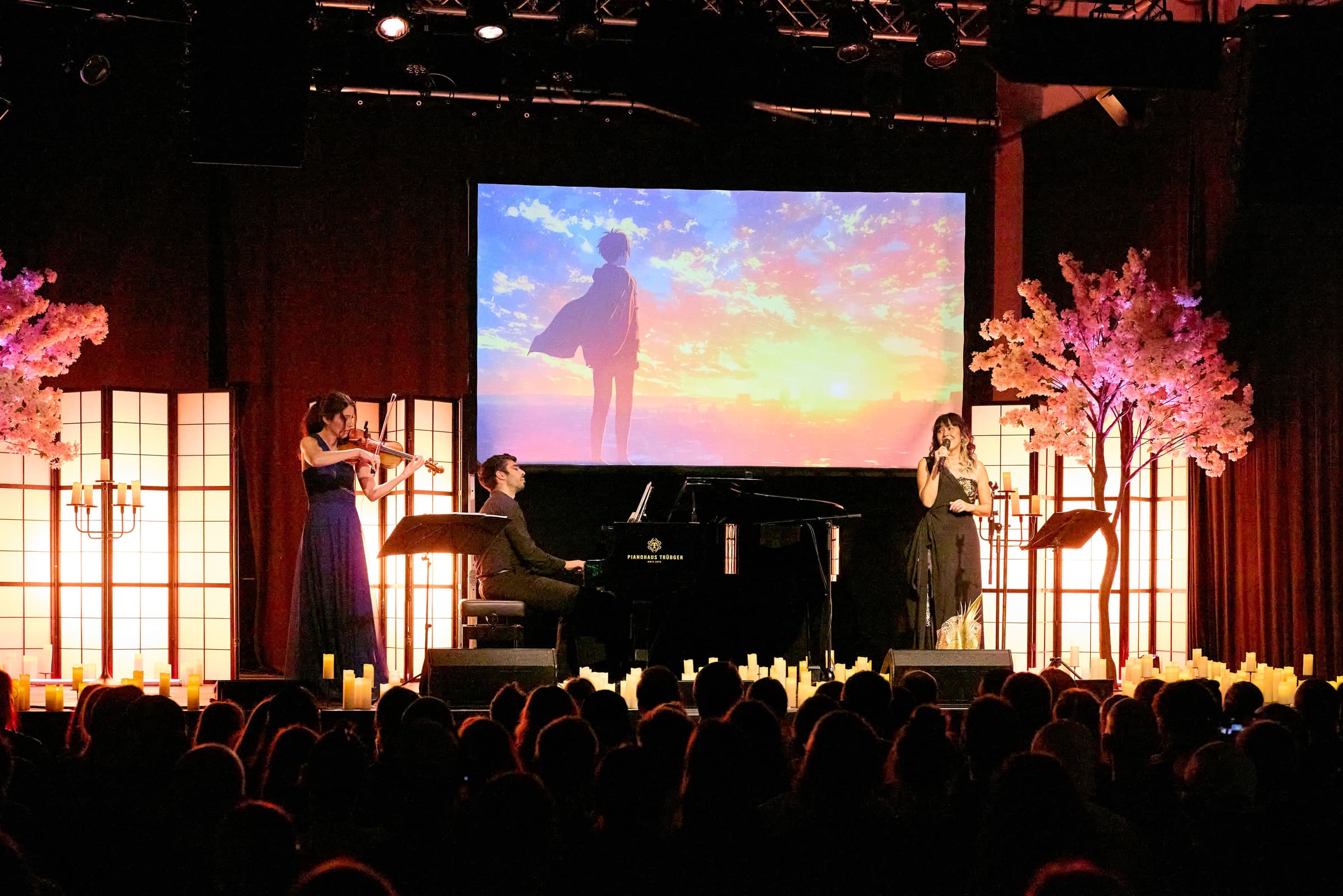Totale der Bühne des Anime Legends Concert mit Sängerin, Flügel, Violine und großer Projektion