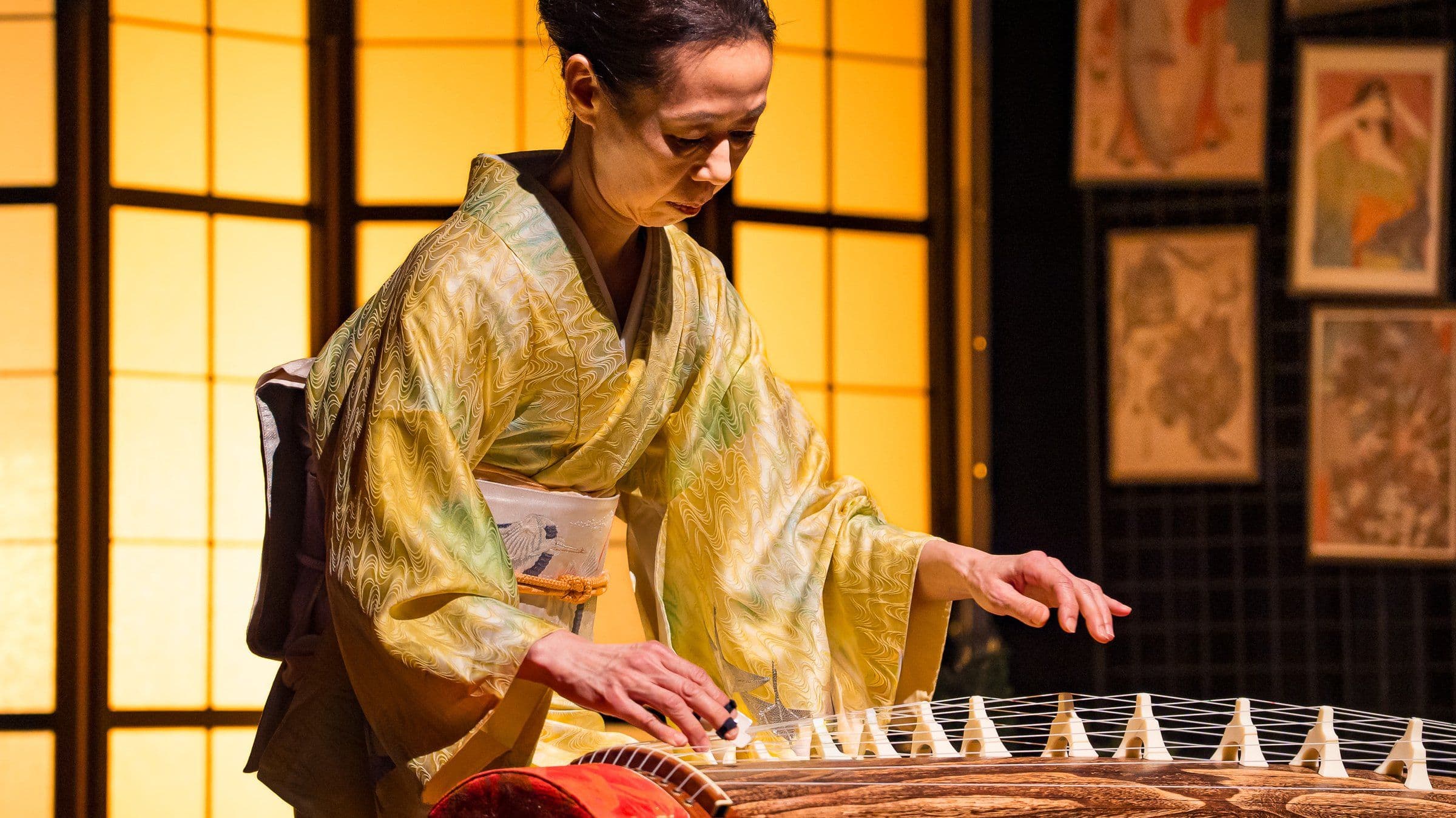 Koto-Spielerin im Kimono bei „Japan – Die Saga einer Nation“, Nahaufnahme an den Saiten